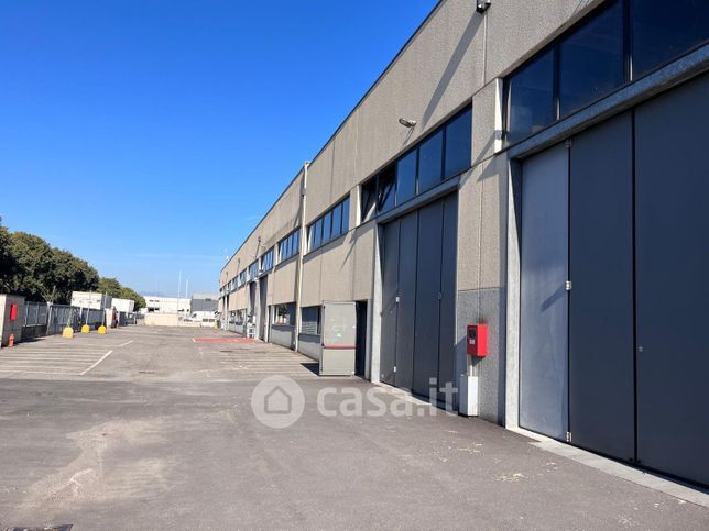 Capannone in commerciale in Via Industriale
