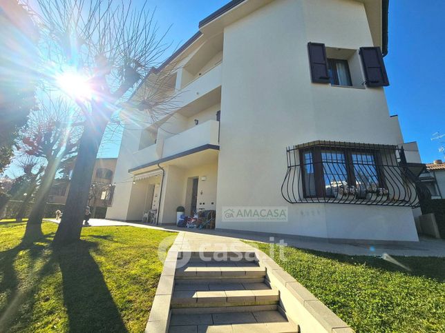 Casa bi/trifamiliare in residenziale in Piazza Martiri Partigiani 88
