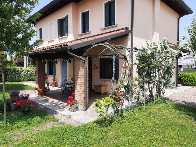 Casa indipendente in residenziale in Via Ticino