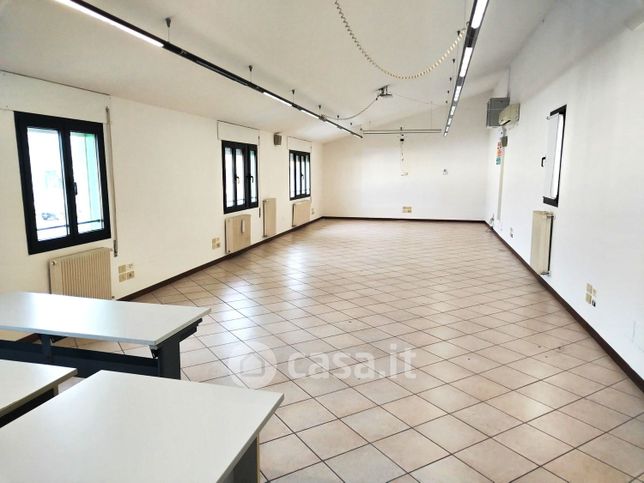 Ufficio in commerciale in Viale delle Industrie