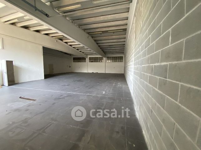 Capannone in commerciale in 