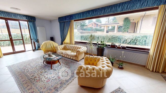 Villa in residenziale in Strada dei Campi 4