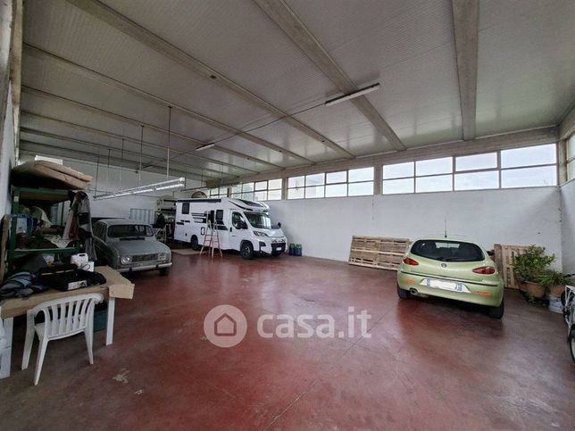 Capannone in commerciale in 