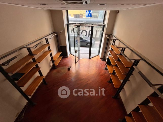 Negozio/locale commerciale in commerciale in Via Cesare Correnti 5