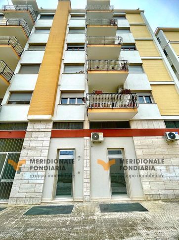 Ufficio in commerciale in Via Rudiae 26