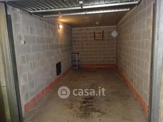Box/posto auto in residenziale in Borgo palazzo 100