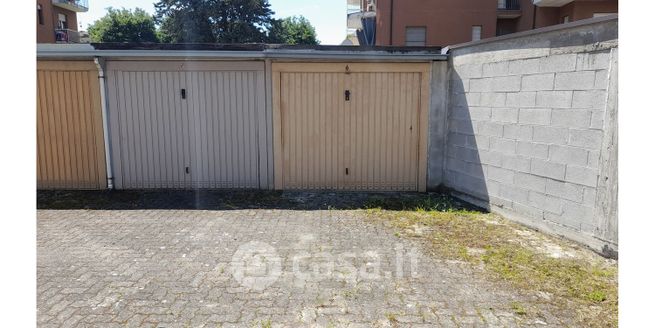Box/posto auto in residenziale in Via Ugo Foscolo 29