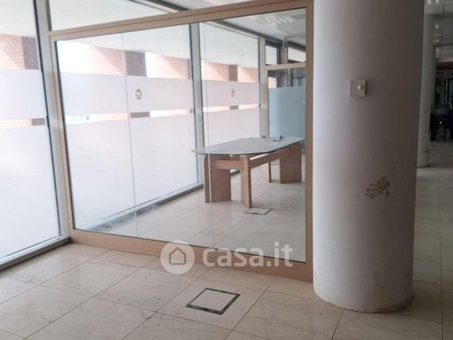 Capannone in commerciale in Piazza Sciascia Leonardo 161