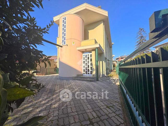 Casa bi/trifamiliare in residenziale in Via Enrico Fermi 4