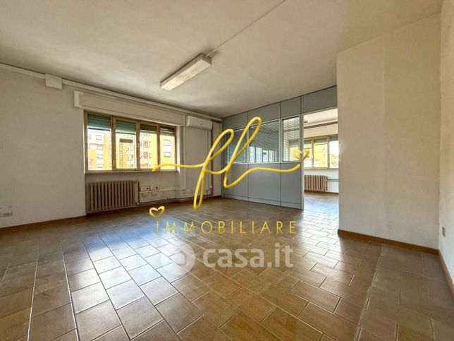 Ufficio in commerciale in Viale Italia