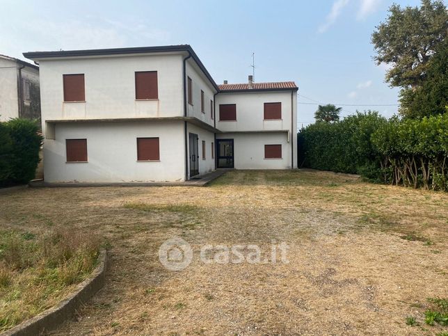Capannone in commerciale in 