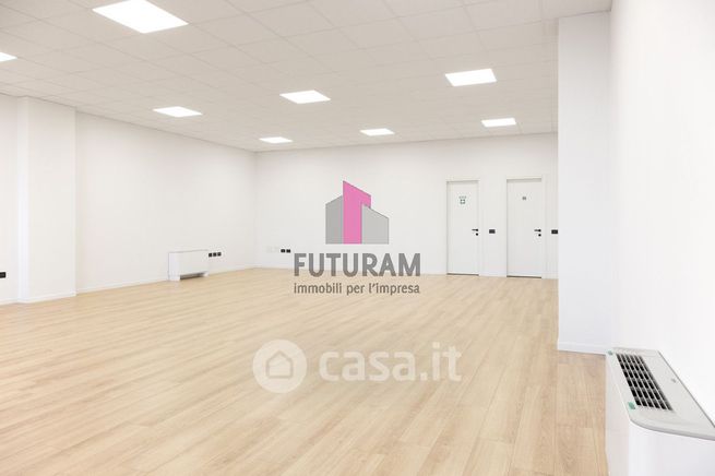 Ufficio in commerciale in 