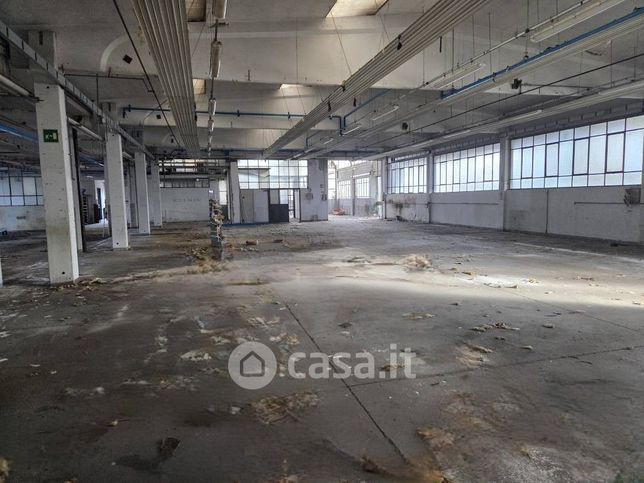 Capannone in commerciale in Via Archimede