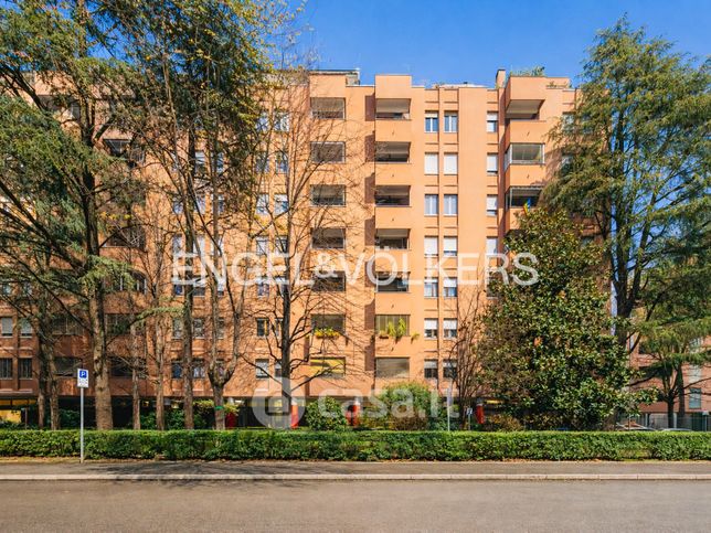 Attivitã /licenza (con o senza mura) in commerciale in Via Spartaco 12