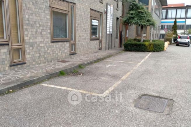 Ufficio in commerciale in Piazza Monte Grappa