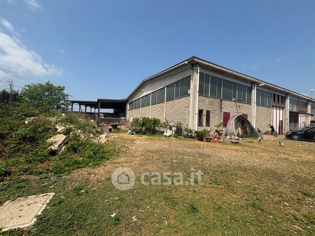 Capannone in commerciale in 