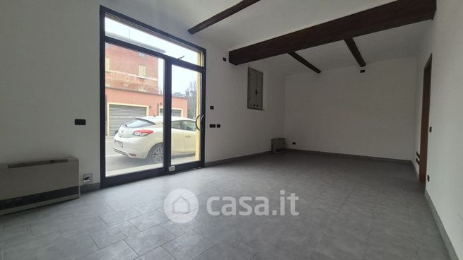 Ufficio in commerciale in Via Alcide Garagnani 39