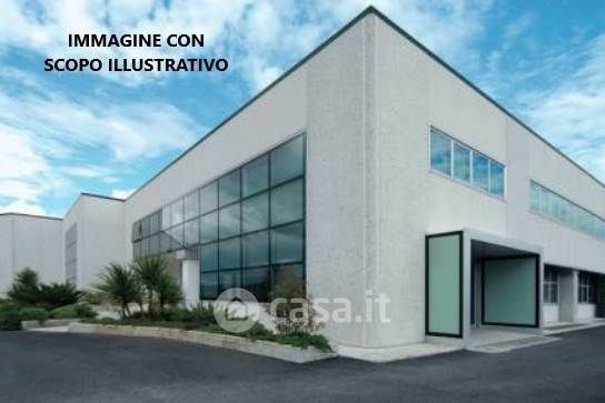 Capannone in commerciale in 