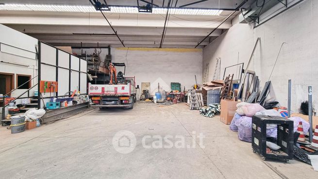 Capannone in commerciale in Via Leonardo Da Vinci 54