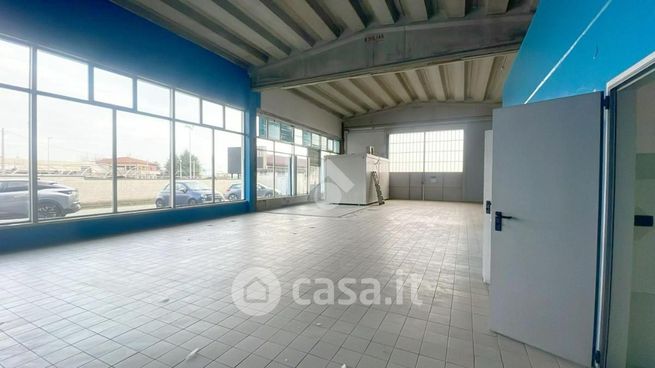 Capannone in commerciale in Corso Re Arduino 26