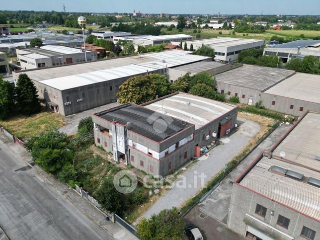 Capannone in commerciale in Via Lombardia 21
