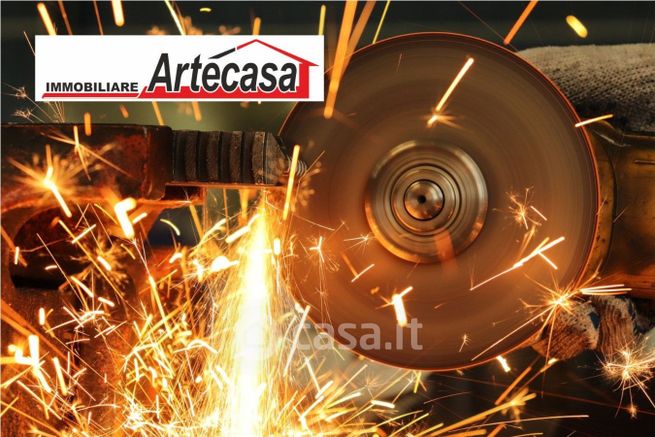 Capannone in commerciale in 