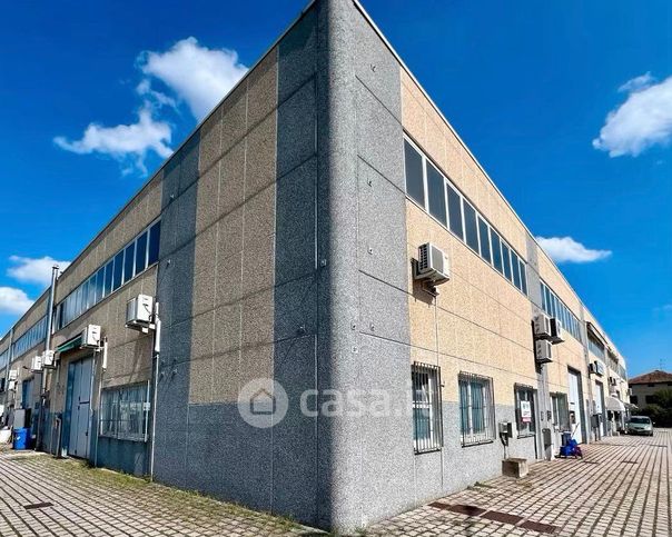 Capannone in commerciale in 