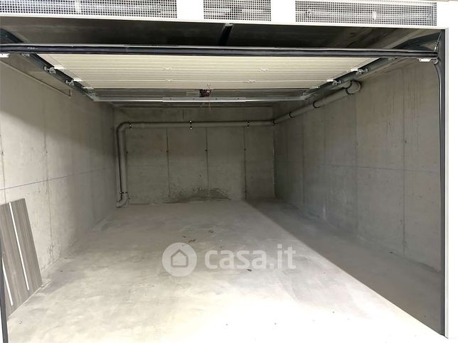 Box/posto auto in residenziale in Viale Riccardo Gavazzi 54