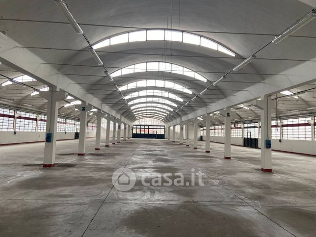 Capannone in commerciale in Via Prealpi