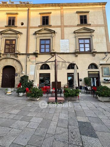 Attivitã /licenza (con o senza mura) in commerciale in Piazza della Rivoluzione 34