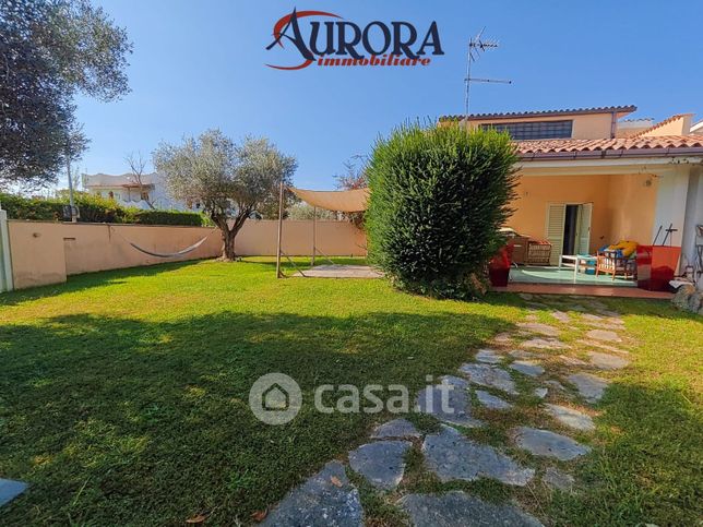 Casa bi/trifamiliare in residenziale in 