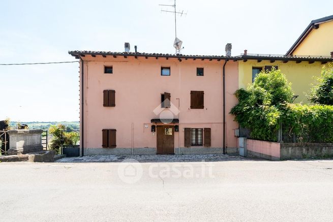 Casa bi/trifamiliare in residenziale in Via Modenese 403
