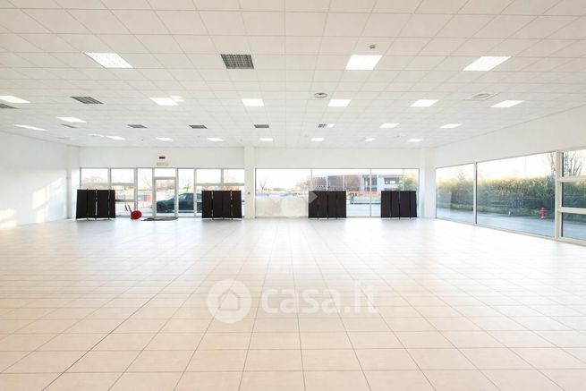 Capannone in commerciale in Via Cacciatora 1