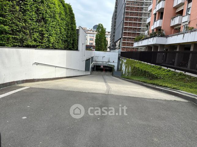 Box/posto auto in residenziale in Via della Moscova 26