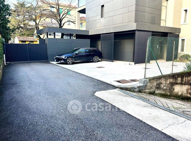 Box/posto auto in residenziale in Via Alessandro Manzoni 1