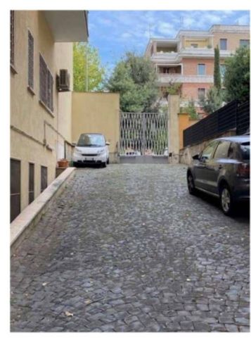 Box/posto auto in residenziale in Via Lisbona 14