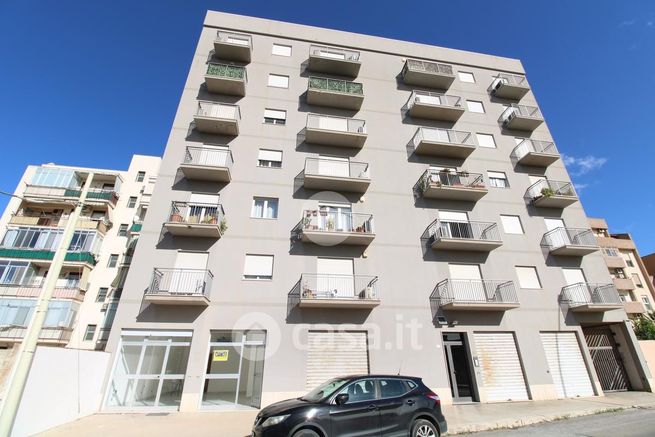 Capannone in commerciale in Via Archimede