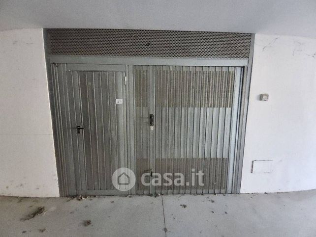 Box/posto auto in residenziale in Via Giacomo Filippo Maria Prosperi 33