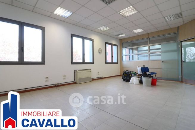 Ufficio in commerciale in Via dell'Industria 33