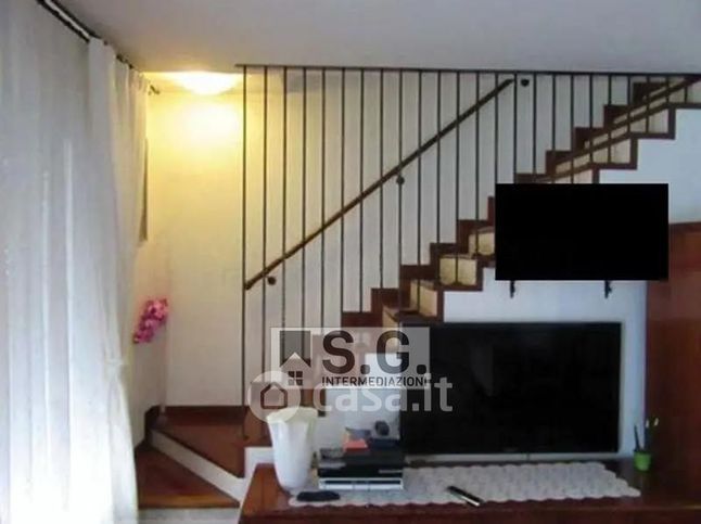 Casa bi/trifamiliare in residenziale in 