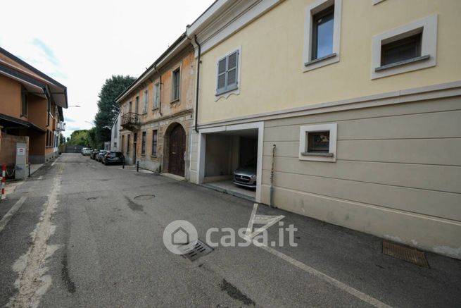 Box/posto auto in residenziale in Via Dante Alighieri 6