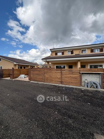 Casa bi/trifamiliare in residenziale in Via della Luna