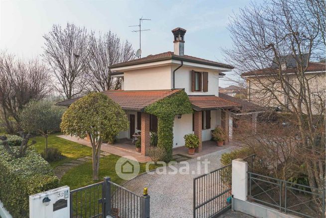 Casa indipendente in residenziale in 
