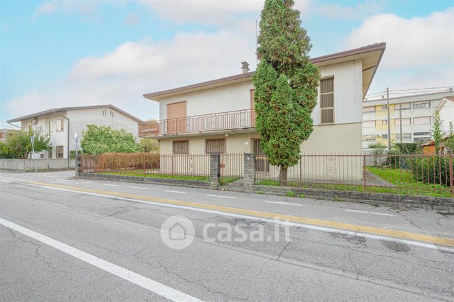 Casa indipendente in residenziale in Via C. Battisti 9