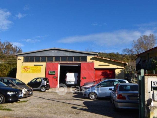 Capannone in commerciale in Via Fuonti