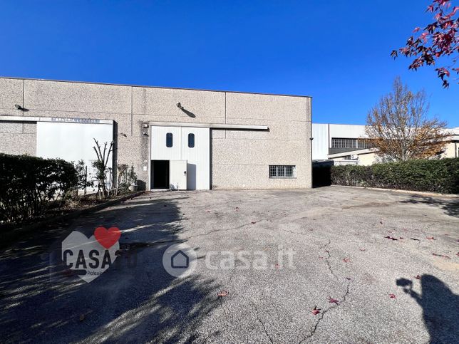 Capannone in commerciale in Viale 2 Giugno 121