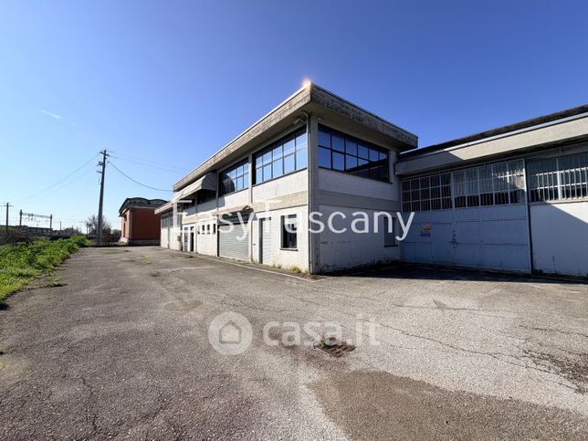 Capannone in commerciale in Via Giacomo Puccini 2335