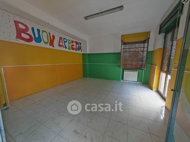 Negozio/locale commerciale in commerciale in Via Vittorio Veneto