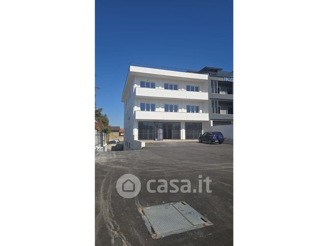Ufficio in commerciale in Via Pietro Nenni 44