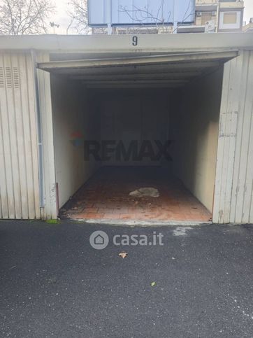Box/posto auto in residenziale in Via Ardizzone Gioeni 3